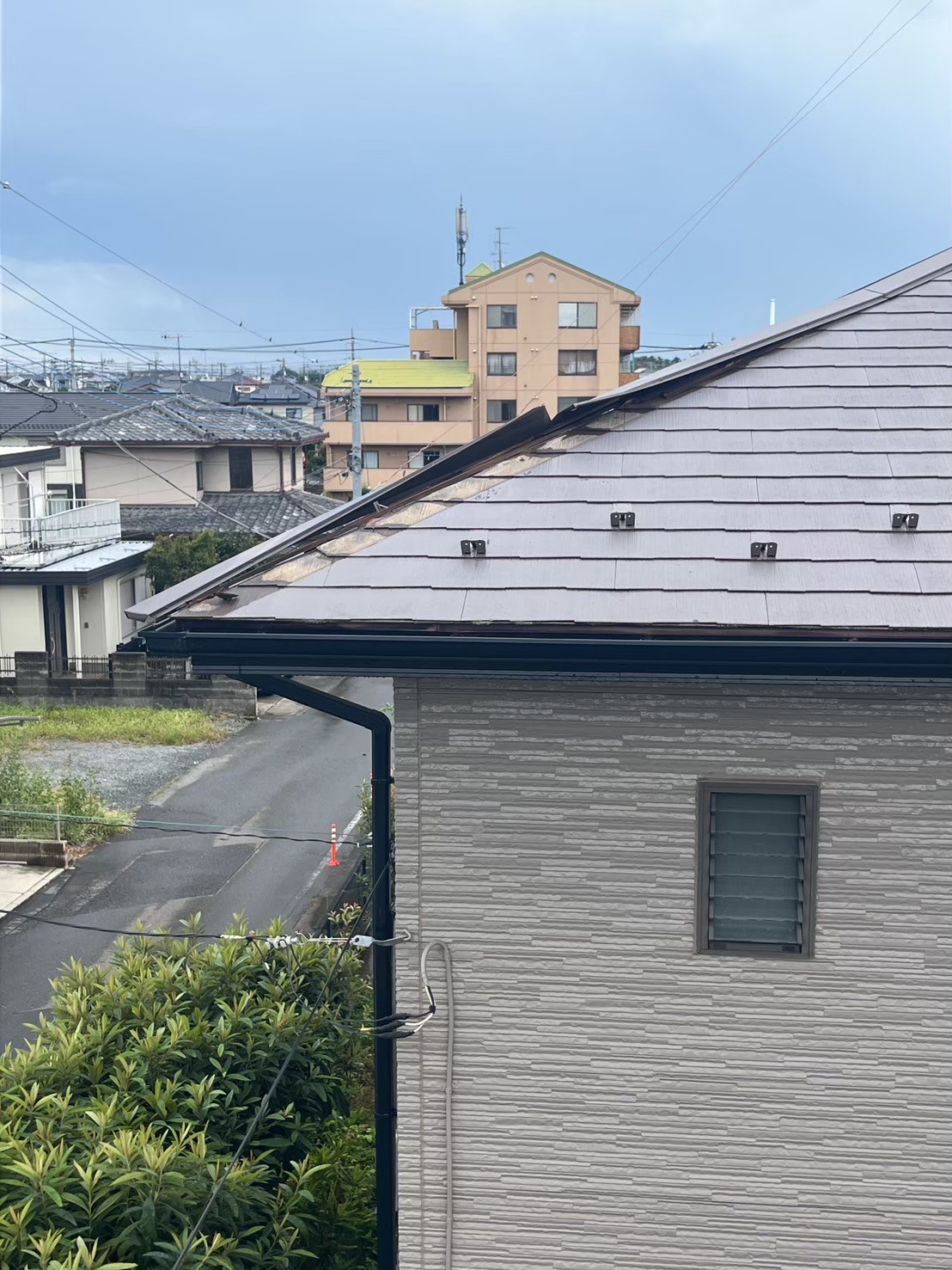 棟板金の浮きと下地の露出を確認